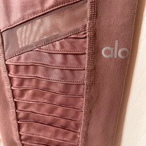 Alo blush yoga leggings size M.